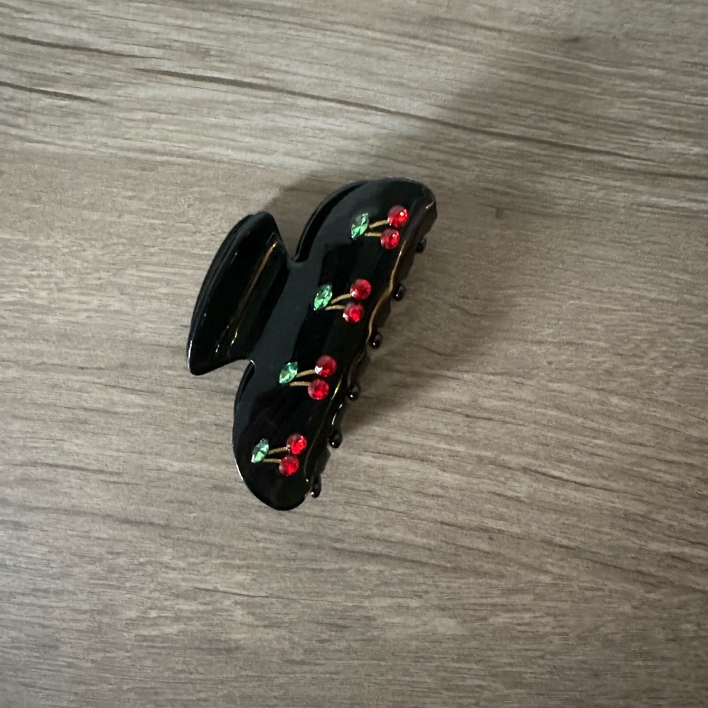 Cherry claw clip